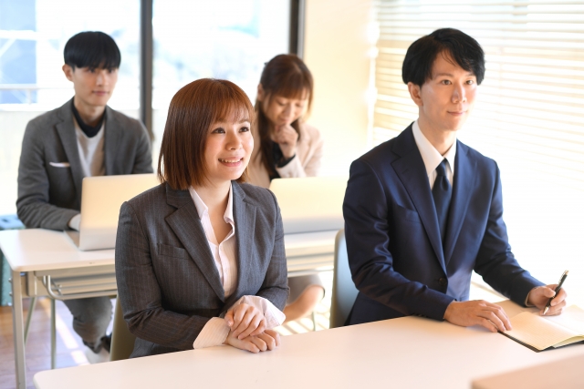 車いすに乗った女性が働く様子