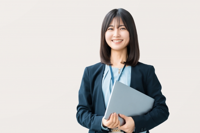 車いすに乗った女性が働く様子