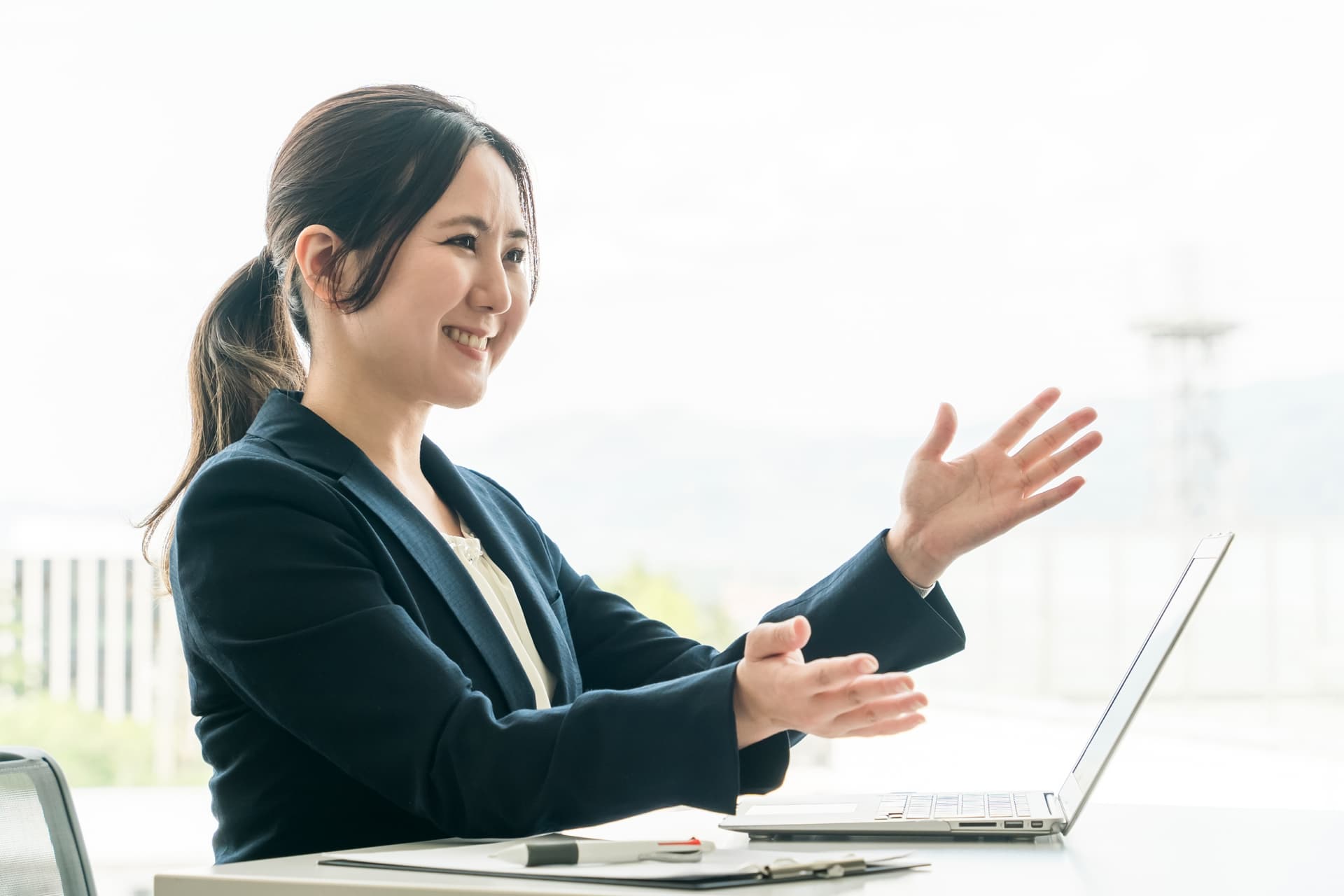 打ち合わせで説明する女性